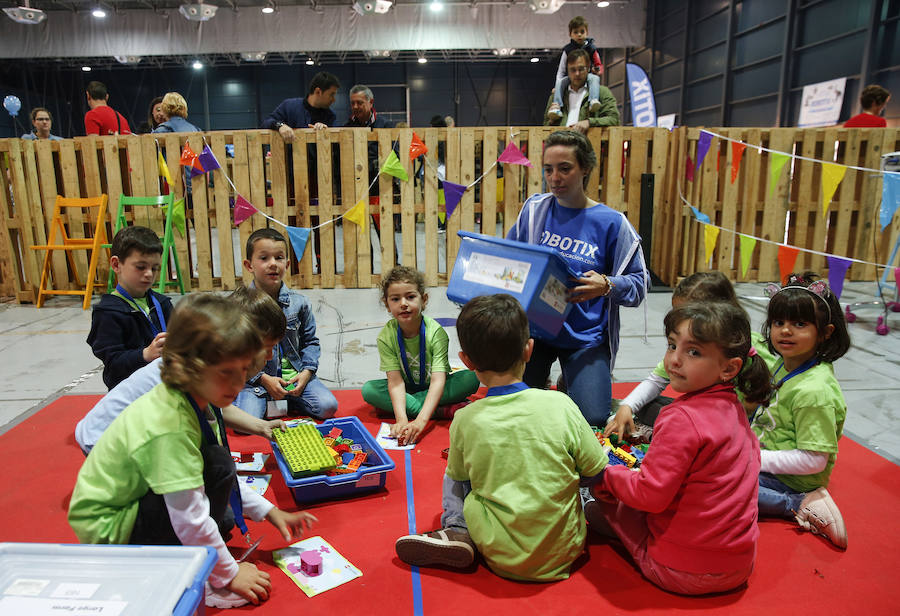 Los pequeños gijoneses aprendieron la importancia de la robótica en el recinto ferial Luis Adaro.