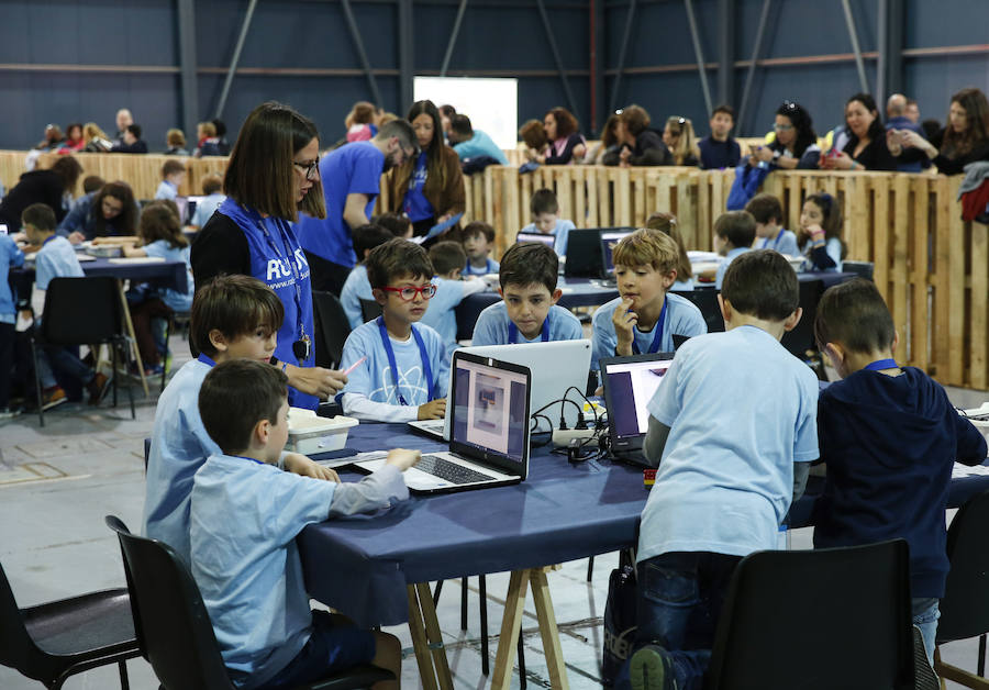 Los pequeños gijoneses aprendieron la importancia de la robótica en el recinto ferial Luis Adaro.