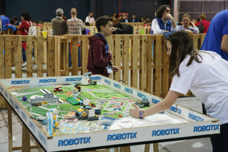 Los pequeños gijoneses aprendieron la importancia de la robótica en el recinto ferial Luis Adaro.