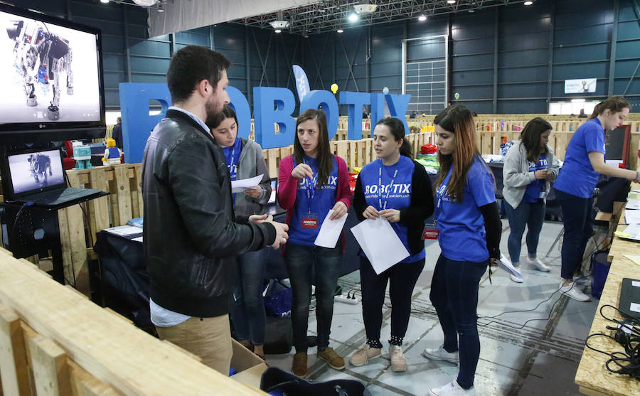 Los pequeños gijoneses aprendieron la importancia de la robótica en el recinto ferial Luis Adaro.