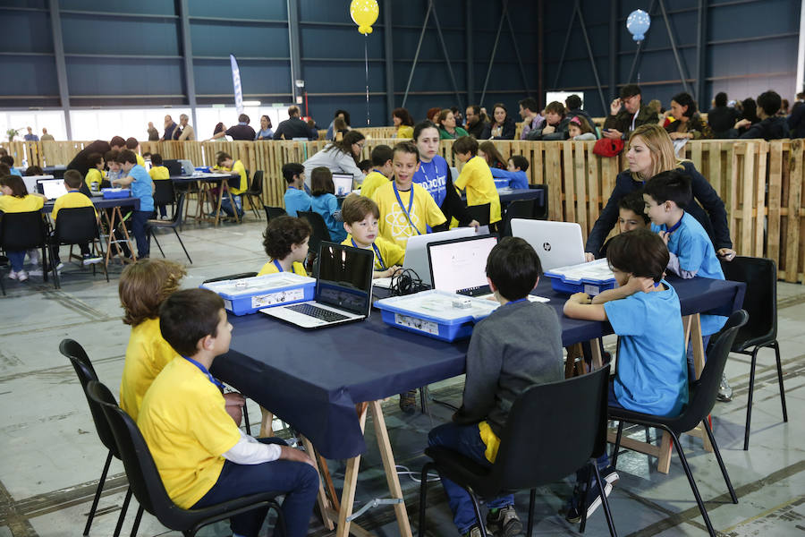 Los pequeños gijoneses aprendieron la importancia de la robótica en el recinto ferial Luis Adaro.