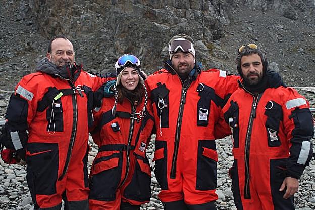 Parte del equipo Cronoantar. Augusto Pérez-Alberti, los asturianos Cristina García Hernández y Jesús Ruiz y Marc Oliva, con el traje especial que deben llevar cuando viajan en zodiac en la Antártida. 