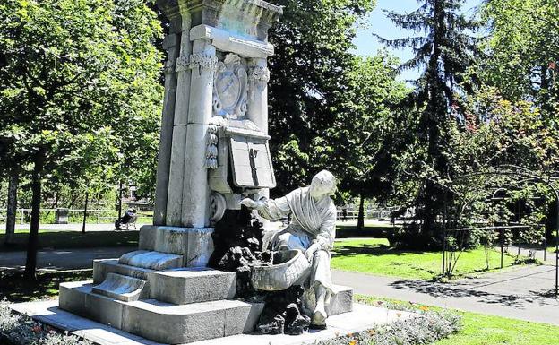 La escultura está ubicada en el parque Dorado de Sama de Langreo. 