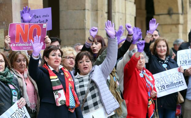 Asistentes a la concentración celebrada en Oviedo para reclamar la dotación presupuestaria del pacto contra la violencia de género.