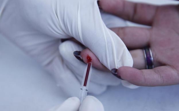 Un análisis de sangre para detectar la enfermedad.