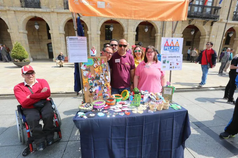 Cuatrocientos estudiantes participan en el mercado de cooperativas escolares en la plaza de España