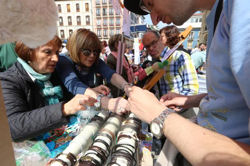 Cuatrocientos estudiantes participan en el mercado de cooperativas escolares en la plaza de España