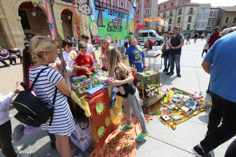 Cuatrocientos estudiantes participan en el mercado de cooperativas escolares en la plaza de España