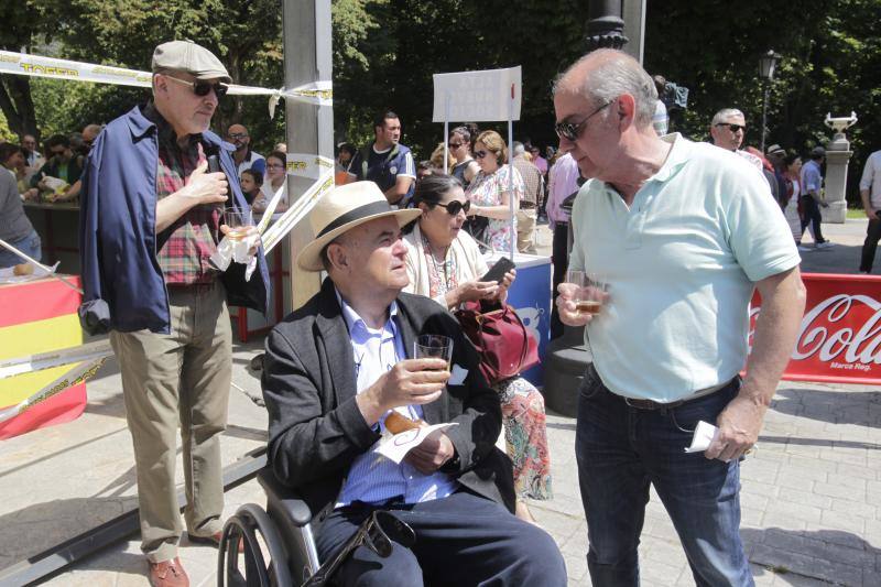 Miles de personas han disfrutado de un Martes de Campo soleado que ha llenado numerosos rincones de Oviedo.