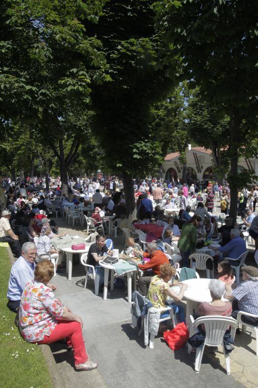 Miles de personas han disfrutado de un Martes de Campo soleado que ha llenado numerosos rincones de Oviedo.