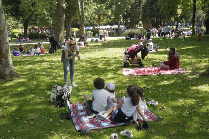 Miles de personas han disfrutado de un Martes de Campo soleado que ha llenado numerosos rincones de Oviedo.