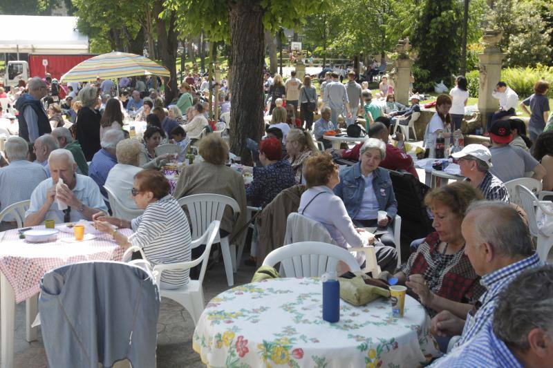 Miles de personas han disfrutado de un Martes de Campo soleado que ha llenado numerosos rincones de Oviedo.