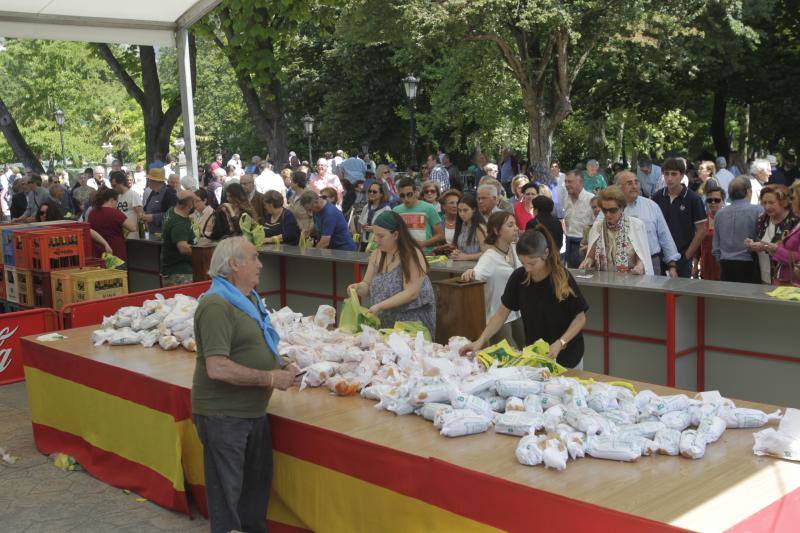 Miles de personas han disfrutado de un Martes de Campo soleado que ha llenado numerosos rincones de Oviedo.