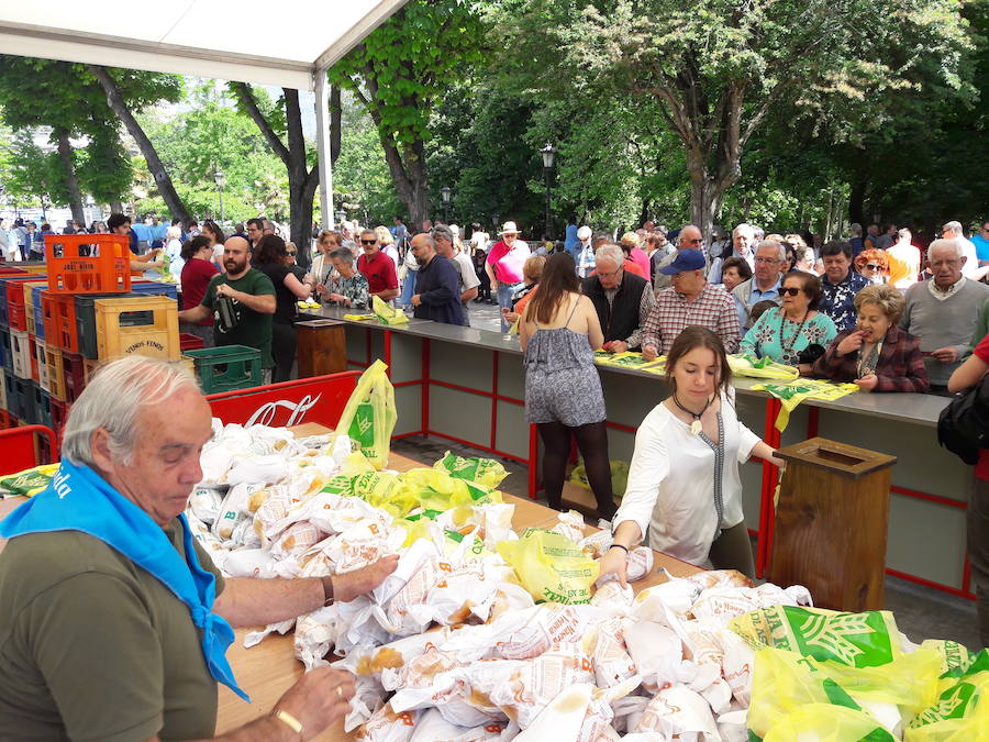 Miles de personas han disfrutado de un Martes de Campo soleado que ha llenado numerosos rincones de Oviedo.