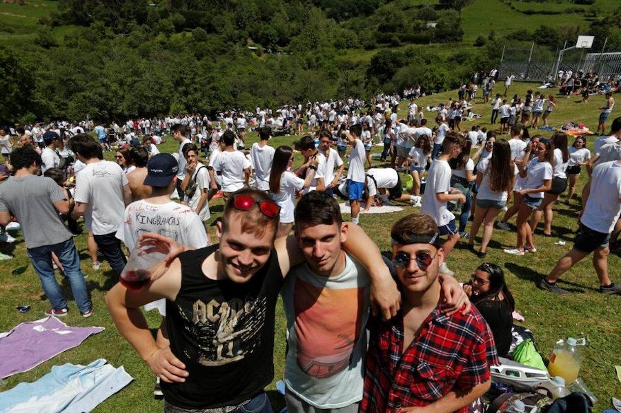 Miles de personas han disfrutado de un Martes de Campo soleado que ha llenado numerosos rincones de Oviedo.