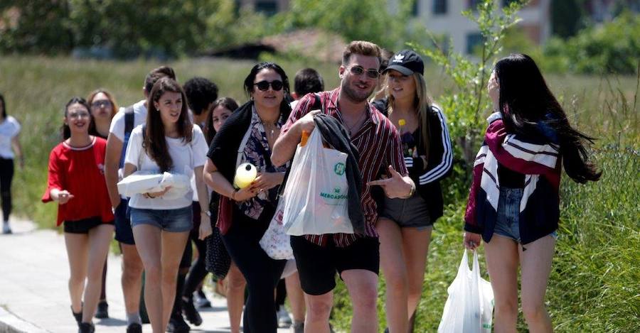 Miles de personas han disfrutado de un Martes de Campo soleado que ha llenado numerosos rincones de Oviedo.