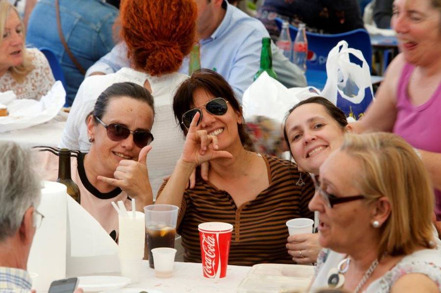 Miles de personas han disfrutado de un Martes de Campo soleado que ha llenado numerosos rincones de Oviedo.