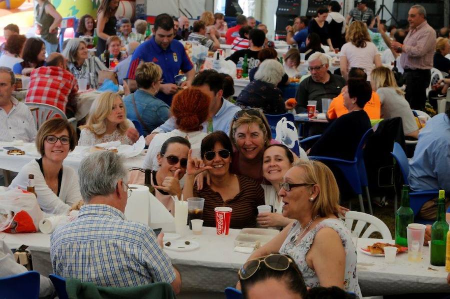 Miles de personas han disfrutado de un Martes de Campo soleado que ha llenado numerosos rincones de Oviedo.