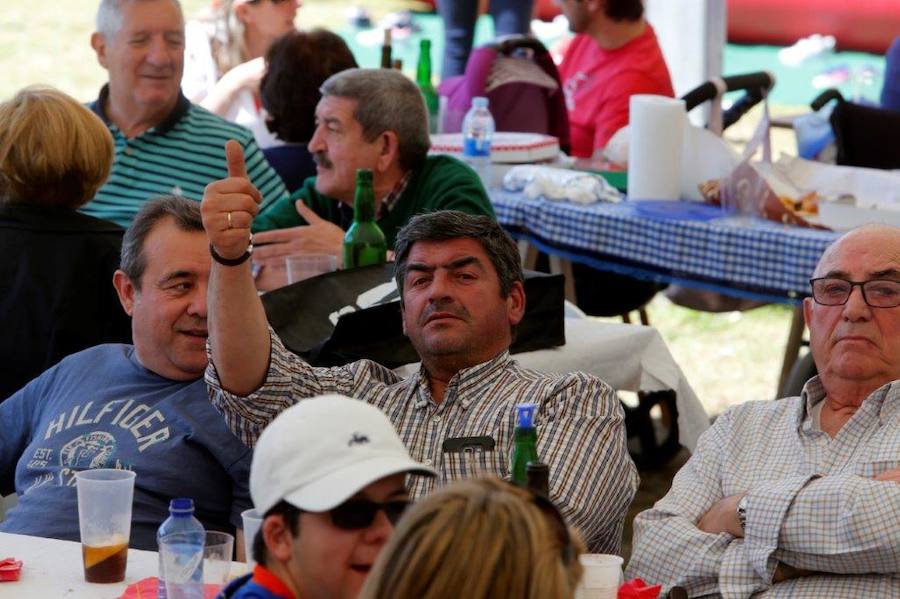 Miles de personas han disfrutado de un Martes de Campo soleado que ha llenado numerosos rincones de Oviedo.