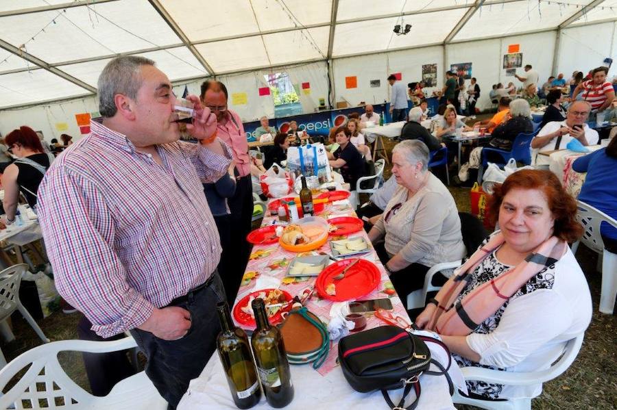 Miles de personas han disfrutado de un Martes de Campo soleado que ha llenado numerosos rincones de Oviedo.