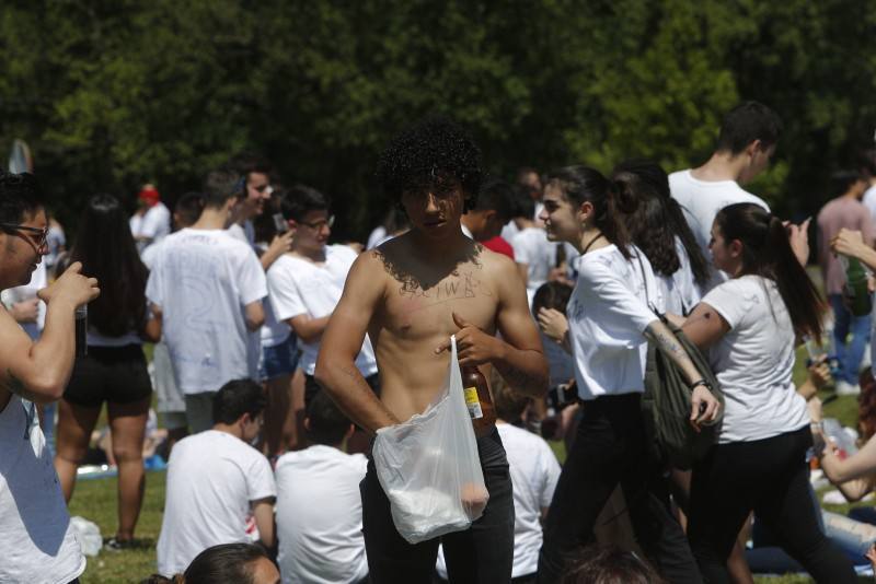 Miles de personas han disfrutado de un Martes de Campo soleado que ha llenado numerosos rincones de Oviedo.