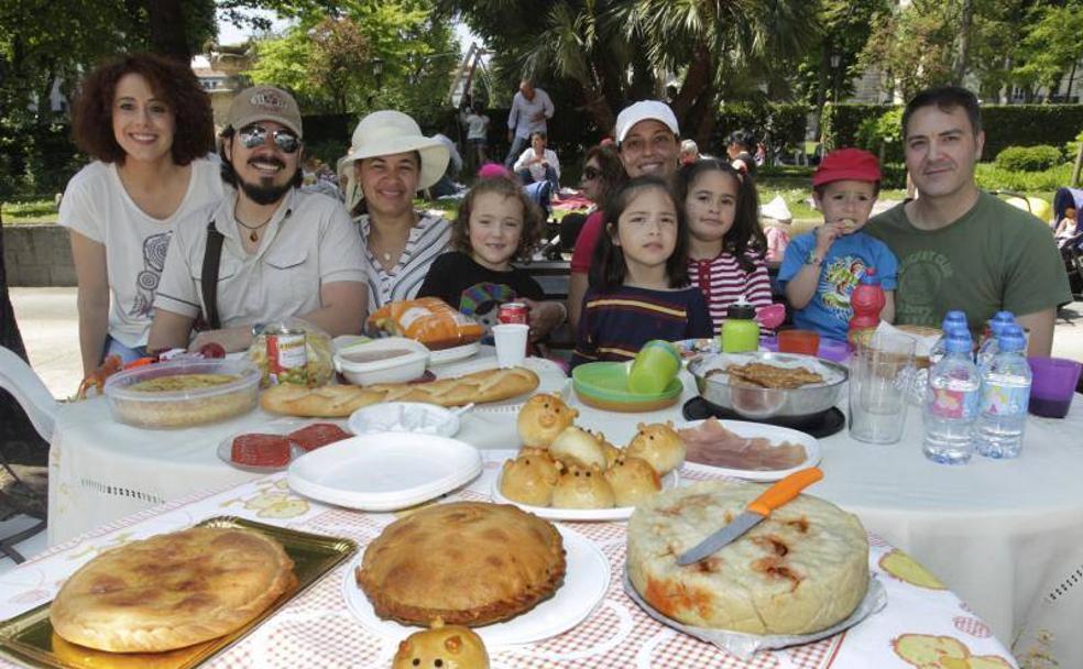 Un grupo de jóvenes, disfrutando del Martes de Campo en el parque Purificación Tomás. 