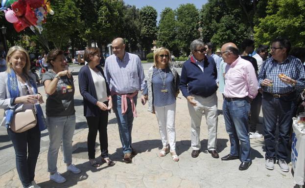 Cristina Coto, Carmen Moriyón y Francisco Álvarez-Cascos, entre otros, en Oviedo celebrando el Martes de Campo.