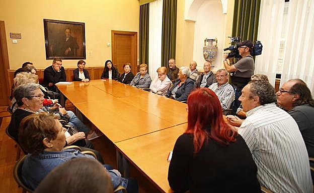 La alcaldesa de Gijón mediará para buscar una solución a los desahucios de 37 familias en La Camocha