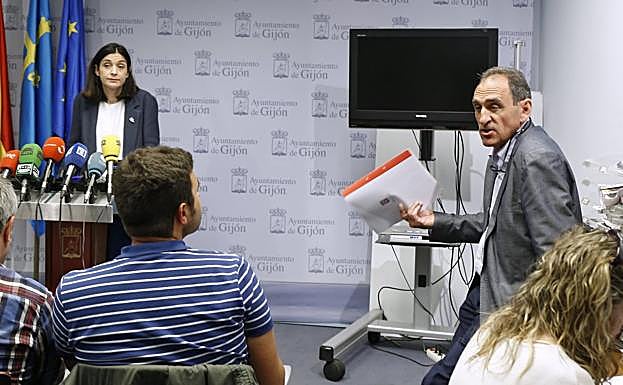 La edil Ana Braña y el director general financiero, Ignacio Sanz, presentando ayer el plan. 