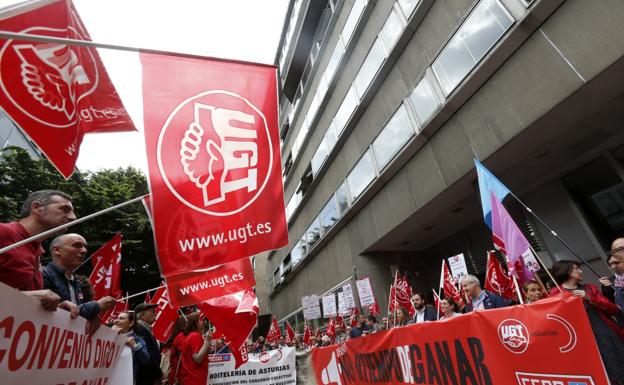 Los sindicatos amenazan con endurecer las protestas si no hay subida salarial