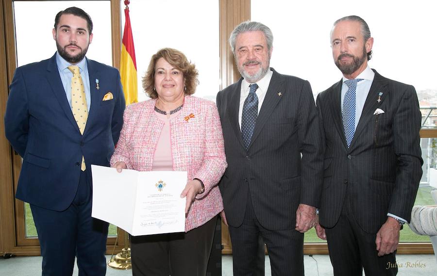 El actor gijonés Arturo Fernández y la embajadora de Polonia en España, Marzenna Adamczyk, han sido distinguidos por el Cuerpo de la Nobleza del Principado, que ha concedido su Medalla de Honor de Oro al embajador de Japón en España. La Medalla de Honor de Plata ha sido concedida a la secretaria ejecutiva y directora del despacho de la Embajada de los Emiratos Árabes en España, Hanan Attar.