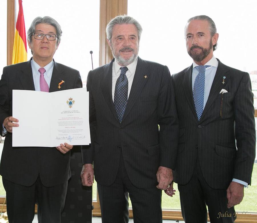 El actor gijonés Arturo Fernández y la embajadora de Polonia en España, Marzenna Adamczyk, han sido distinguidos por el Cuerpo de la Nobleza del Principado, que ha concedido su Medalla de Honor de Oro al embajador de Japón en España. La Medalla de Honor de Plata ha sido concedida a la secretaria ejecutiva y directora del despacho de la Embajada de los Emiratos Árabes en España, Hanan Attar.