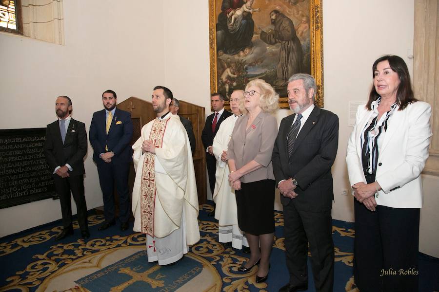 El actor gijonés Arturo Fernández y la embajadora de Polonia en España, Marzenna Adamczyk, han sido distinguidos por el Cuerpo de la Nobleza del Principado, que ha concedido su Medalla de Honor de Oro al embajador de Japón en España. La Medalla de Honor de Plata ha sido concedida a la secretaria ejecutiva y directora del despacho de la Embajada de los Emiratos Árabes en España, Hanan Attar.