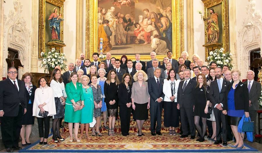 El actor gijonés Arturo Fernández y la embajadora de Polonia en España, Marzenna Adamczyk, han sido distinguidos por el Cuerpo de la Nobleza del Principado, que ha concedido su Medalla de Honor de Oro al embajador de Japón en España. La Medalla de Honor de Plata ha sido concedida a la secretaria ejecutiva y directora del despacho de la Embajada de los Emiratos Árabes en España, Hanan Attar.
