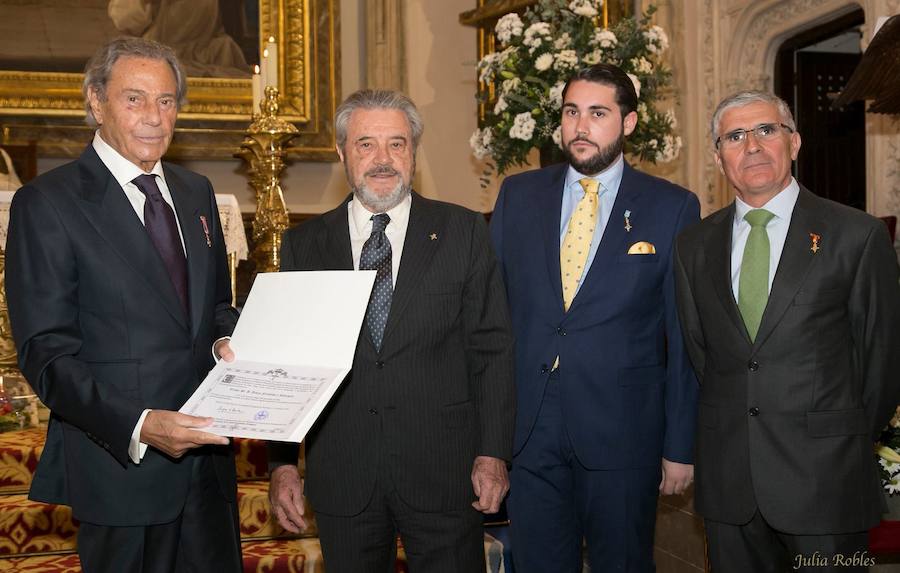 El actor gijonés Arturo Fernández y la embajadora de Polonia en España, Marzenna Adamczyk, han sido distinguidos por el Cuerpo de la Nobleza del Principado, que ha concedido su Medalla de Honor de Oro al embajador de Japón en España. La Medalla de Honor de Plata ha sido concedida a la secretaria ejecutiva y directora del despacho de la Embajada de los Emiratos Árabes en España, Hanan Attar.