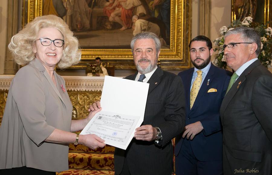 El actor gijonés Arturo Fernández y la embajadora de Polonia en España, Marzenna Adamczyk, han sido distinguidos por el Cuerpo de la Nobleza del Principado, que ha concedido su Medalla de Honor de Oro al embajador de Japón en España. La Medalla de Honor de Plata ha sido concedida a la secretaria ejecutiva y directora del despacho de la Embajada de los Emiratos Árabes en España, Hanan Attar.