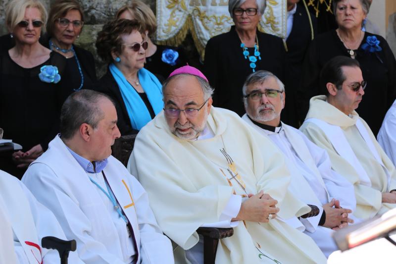 Daniel y Sonia se besan 155 veces, tantas como fragmentos de puchero quedaron tras romperlo contra el suelo ante el crucero de la ermita de La Luz. Antes, el arzobispo Jesús Sanz Montes ofició una emotiva misa de campaña ante cientos de asistentes