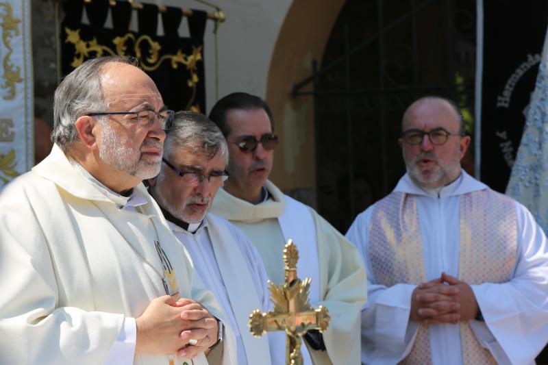 Daniel y Sonia se besan 155 veces, tantas como fragmentos de puchero quedaron tras romperlo contra el suelo ante el crucero de la ermita de La Luz. Antes, el arzobispo Jesús Sanz Montes ofició una emotiva misa de campaña ante cientos de asistentes