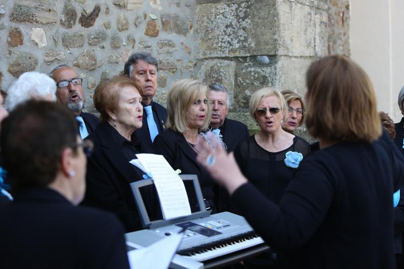 Daniel y Sonia se besan 155 veces, tantas como fragmentos de puchero quedaron tras romperlo contra el suelo ante el crucero de la ermita de La Luz. Antes, el arzobispo Jesús Sanz Montes ofició una emotiva misa de campaña ante cientos de asistentes