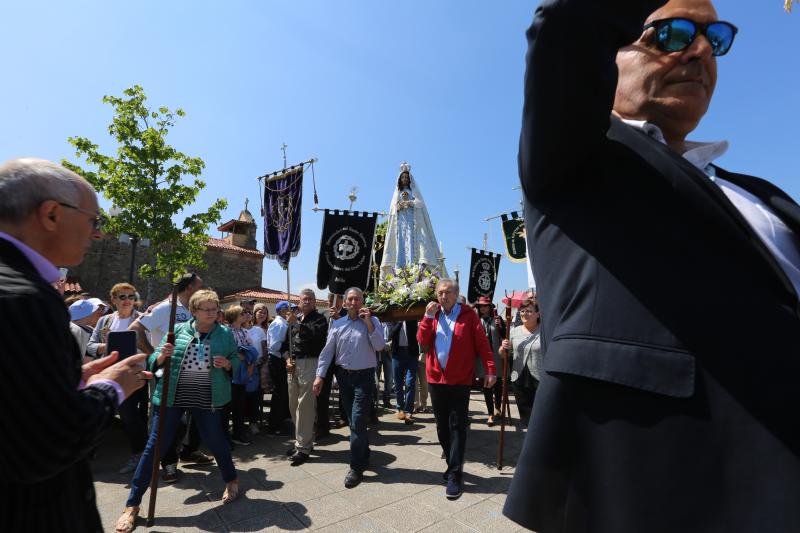 Daniel y Sonia se besan 155 veces, tantas como fragmentos de puchero quedaron tras romperlo contra el suelo ante el crucero de la ermita de La Luz. Antes, el arzobispo Jesús Sanz Montes ofició una emotiva misa de campaña ante cientos de asistentes