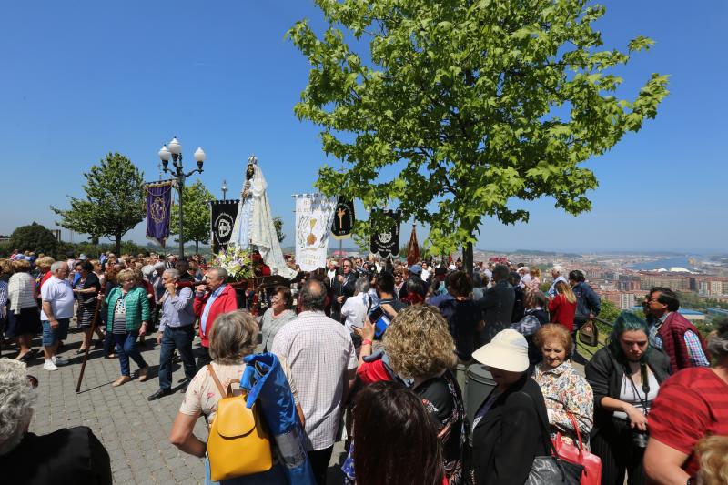 Daniel y Sonia se besan 155 veces, tantas como fragmentos de puchero quedaron tras romperlo contra el suelo ante el crucero de la ermita de La Luz. Antes, el arzobispo Jesús Sanz Montes ofició una emotiva misa de campaña ante cientos de asistentes