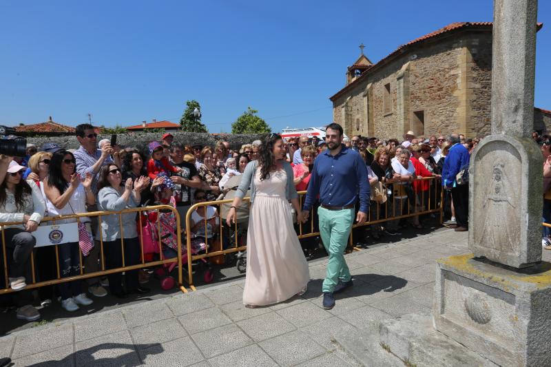 Daniel y Sonia se besan 155 veces, tantas como fragmentos de puchero quedaron tras romperlo contra el suelo ante el crucero de la ermita de La Luz. Antes, el arzobispo Jesús Sanz Montes ofició una emotiva misa de campaña ante cientos de asistentes