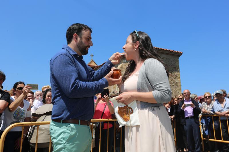 Daniel y Sonia se besan 155 veces, tantas como fragmentos de puchero quedaron tras romperlo contra el suelo ante el crucero de la ermita de La Luz. Antes, el arzobispo Jesús Sanz Montes ofició una emotiva misa de campaña ante cientos de asistentes