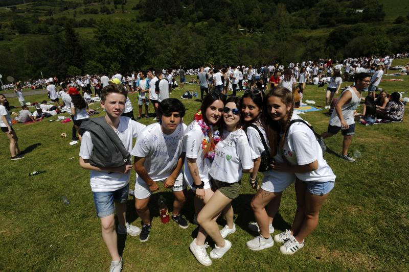 Decenas de jóvenes se citaron en el parque de Purificación Tomás para disfrutar de la jornada festiva en Oviedo