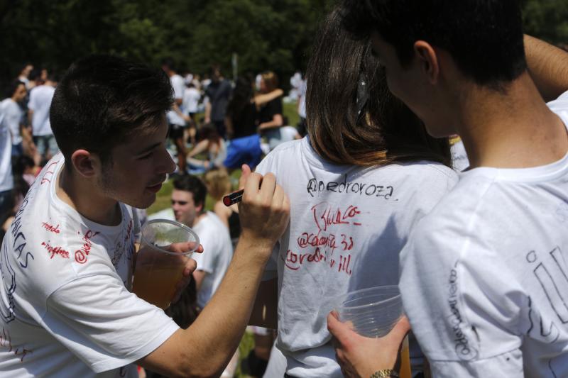 Decenas de jóvenes se citaron en el parque de Purificación Tomás para disfrutar de la jornada festiva en Oviedo