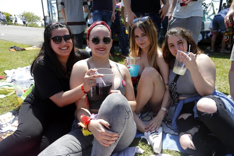 Decenas de jóvenes se citaron en el parque de Purificación Tomás para disfrutar de la jornada festiva en Oviedo