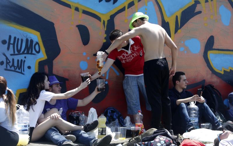 Decenas de jóvenes se citaron en el parque de Purificación Tomás para disfrutar de la jornada festiva en Oviedo