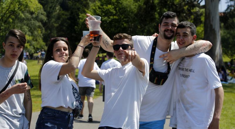 Decenas de jóvenes se citaron en el parque de Purificación Tomás para disfrutar de la jornada festiva en Oviedo