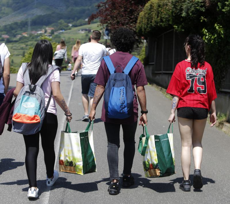 Decenas de jóvenes se citaron en el parque de Purificación Tomás para disfrutar de la jornada festiva en Oviedo