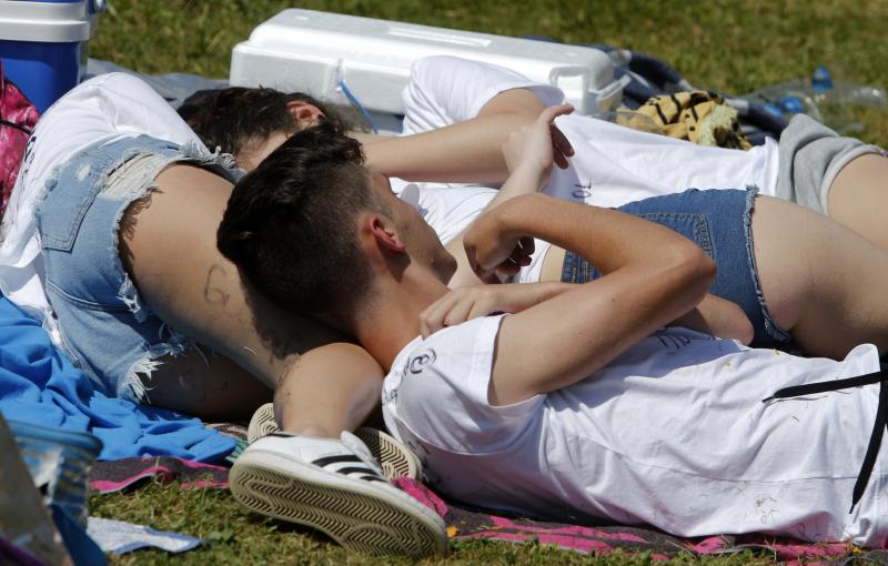 Decenas de jóvenes se citaron en el parque de Purificación Tomás para disfrutar de la jornada festiva en Oviedo